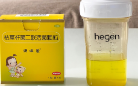 过度喂养易发生消化不良，采用饮食调整与妈咪爱来纠正
